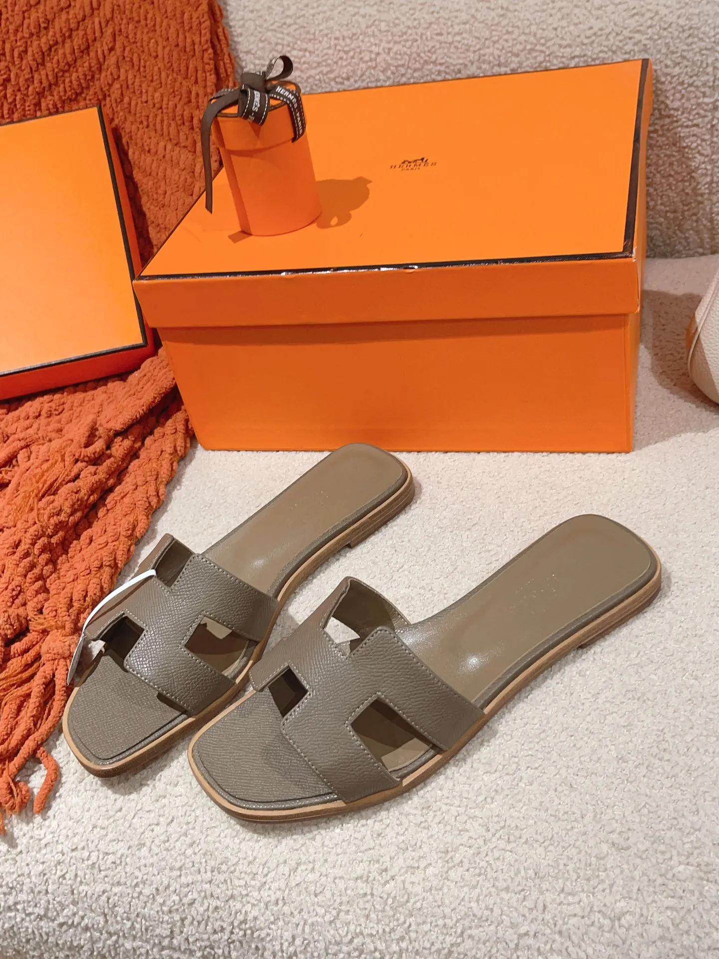 👟👟Ex-factory price 440👟👟 Hermes Hermes H slippers Oasis sandals series——————————Fashionable and versatile Super comfortable Every detail is made to the extreme Original swift calfskin Original 1:1 exclusive private mold upper/original leather outsole ▪️Packaging: Each pair of shoes comes with packaging ▪️SIZE: 35~42 (.40.41.42 customization is non-refundable and non-exchangeable)